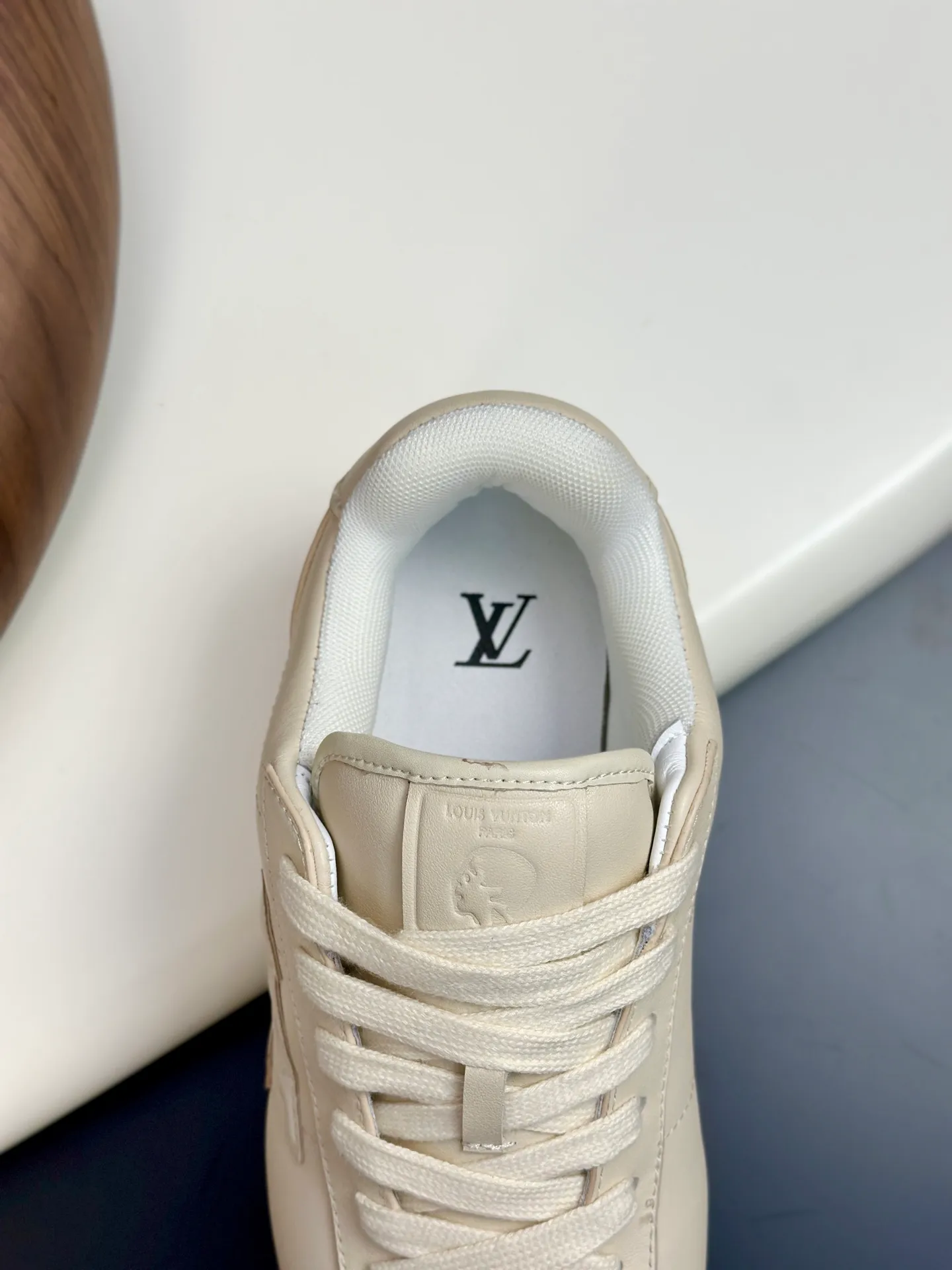 Factory direct sale ¥700💰Full set of packaging💰Top version LV-Louis Vuitton-Classic catwalk new style 1:1 developed replica of the original version! ! The upper foot is very comfortable. It is made of luxurious materials and fine workmanship. The midsole is printed with English letters "Made in Europe". The upper is made of calfskin imported from Italy. The side is decorated with the brand's LOGO and signature. The latest latex foot pads and mesh lining make the foot feel super comfortable. Original factory special supply of original two-color T men's shoes 💰U combination outsole. Bag technology Goodyear stitched edges Fabric: Exclusive custom first-layer cowhide Accessories: Exclusive private model Vuitton logo, lining: Customized silk mesh lining - first-layer silk cowhide lining Outsole: T men's shoes 💰U combination outsole wear-resistant, non-slip and anti-yellowing Foot pads: new latex pads-mesh sweat-absorbent Counter technology: fully computerized sewing machine wire drawing Toe cap Back cover Hot and cold shaping A complete set of pull-top lasts with medium and low logo patterns. Counter packaging - shoelaces, certificates, cards, instructions, certificates, dust bags. The most comprehensive packaging on the Internet. Men's model 339-44 (38/45 custom-made, non-returnable!